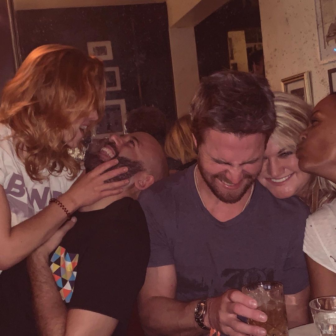 Ela ainda escreveu: Obrigada por sempre ser um Ser Humano.\"

Ahhhhh          Happy Birthday Stephen Amell 