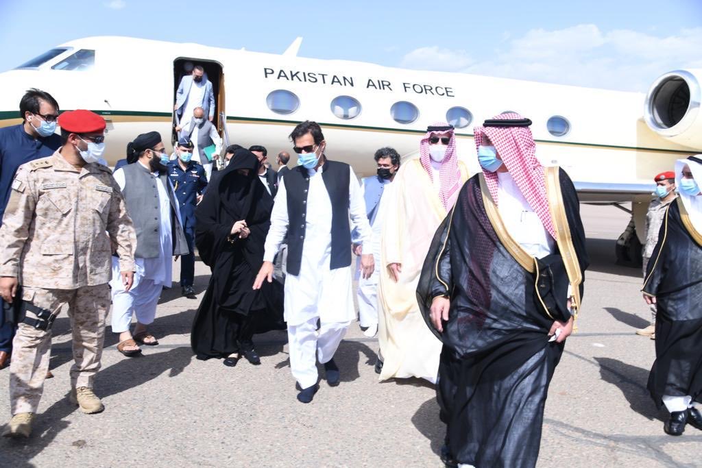 fawadchaudhry's tweet photo. سرکار دو عالم محمد مصطفی ﷺ کے دربار میں غلام کی حاضری ادب کا قرینہ کہ جوتے پہننے کی جسارت دربارِ مصطفیࣿ ﷺ میں تو کیا ان کے شہر میں بھی نہیں ۔۔۔ کہ ادب پہلا قرینہ ہے محبت کے قرینوں میں ۔۔۔ https://t.co/1iblXm6DoH