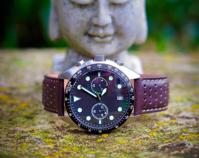 Momentary weekend zen with the Drive E04/A, even if every second is accounted for on our driver's chronograph... Many thanks to our friend @petes_timepiece for this cool shot.