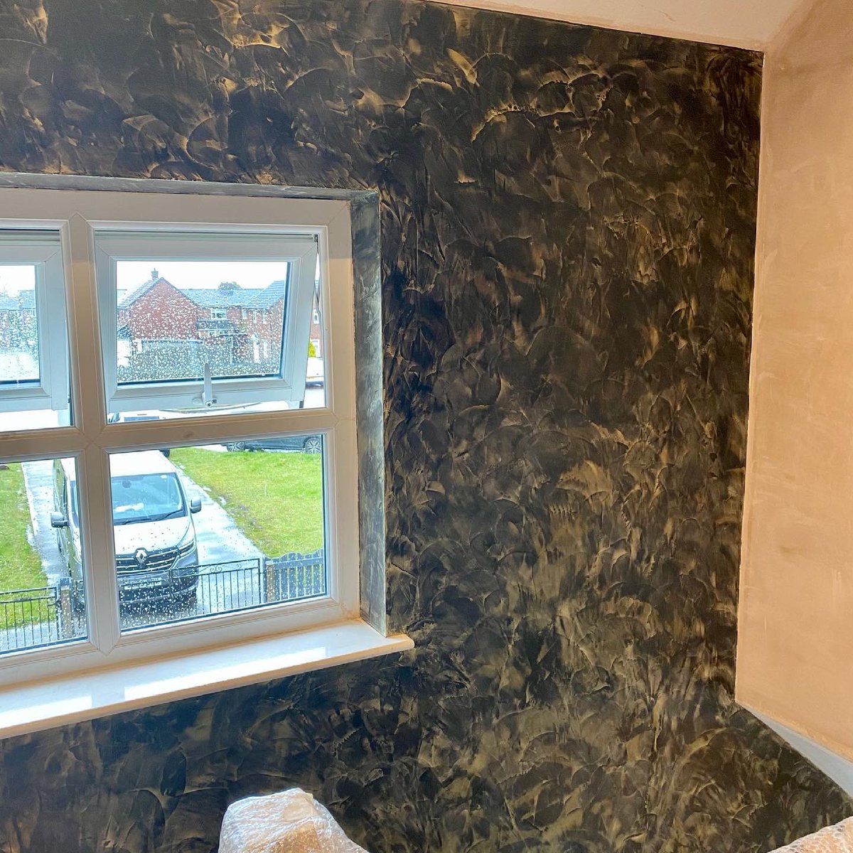 IAPlimited's tweet photo. B l a c k   V e n e t I a n ♠️✨ completed this amazing feature stair wall this morning. The client wanted a polished black grassello finished with a metallic gold wax which really brings this wall to life next to the contrasting oak stair case. #venetianplaster https://t.co/5fbB4K741O
