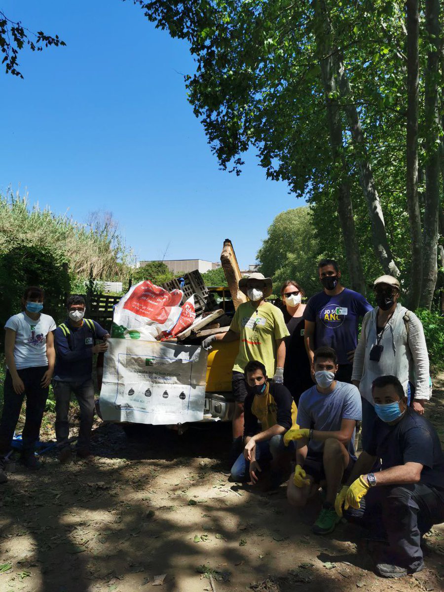 Avui des de @JuntsXCat i Joves de Sant Celoni i la Batllòria hem recollit més de 1900 kg (més de 17 m3) de deixalles a la Tordera i Pertegàs. Aquí teniu un mini-reportatge  #LetsCleanUpCat #junts 

Moltes gràcies a tots els voluntaris/es per fer-ho possible!