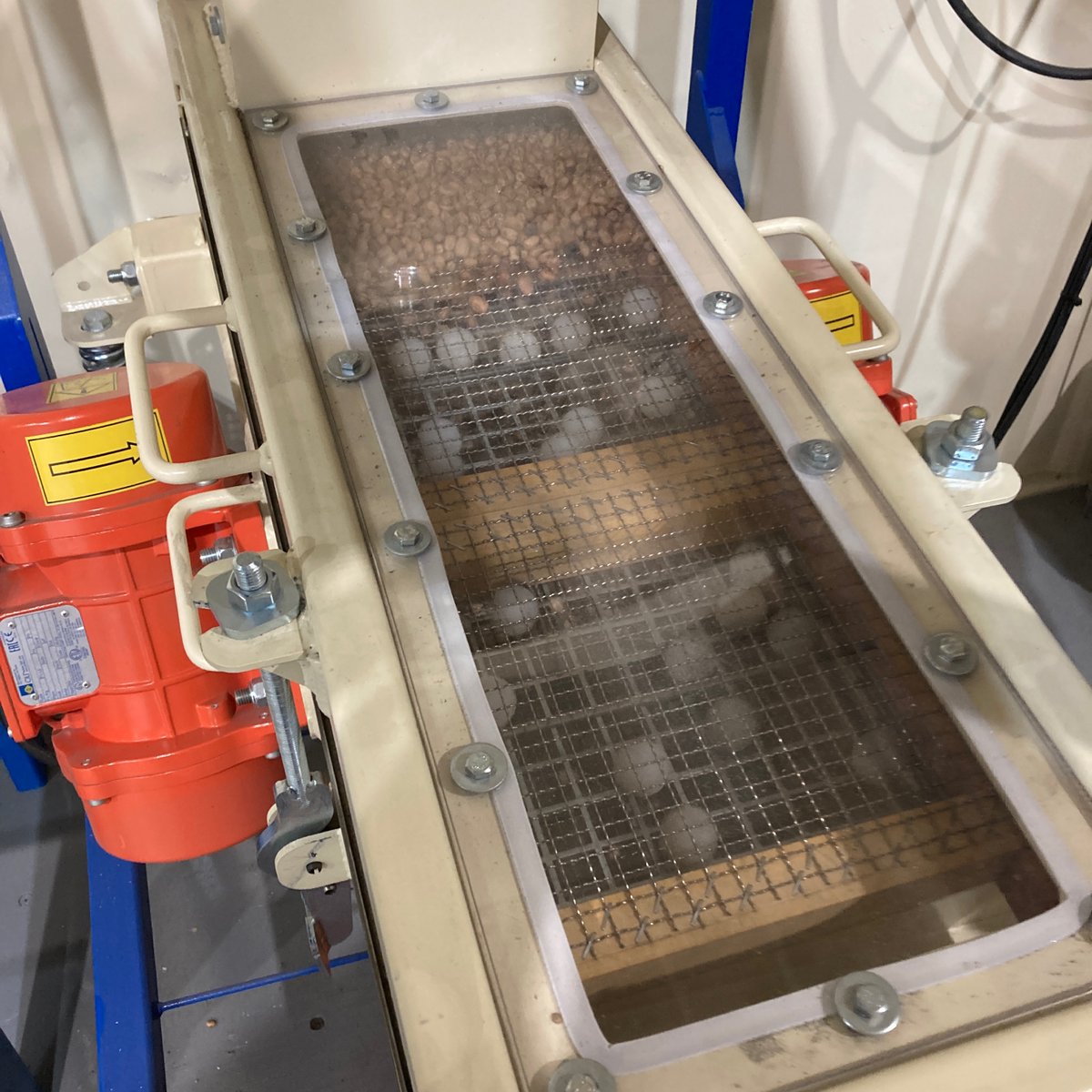 McArthur_Agri's tweet image. Cleaning and grading faba beans in the lab on the JK Machinery JCC 03 this week. #graincleaning #grainsorting #grainprocessing