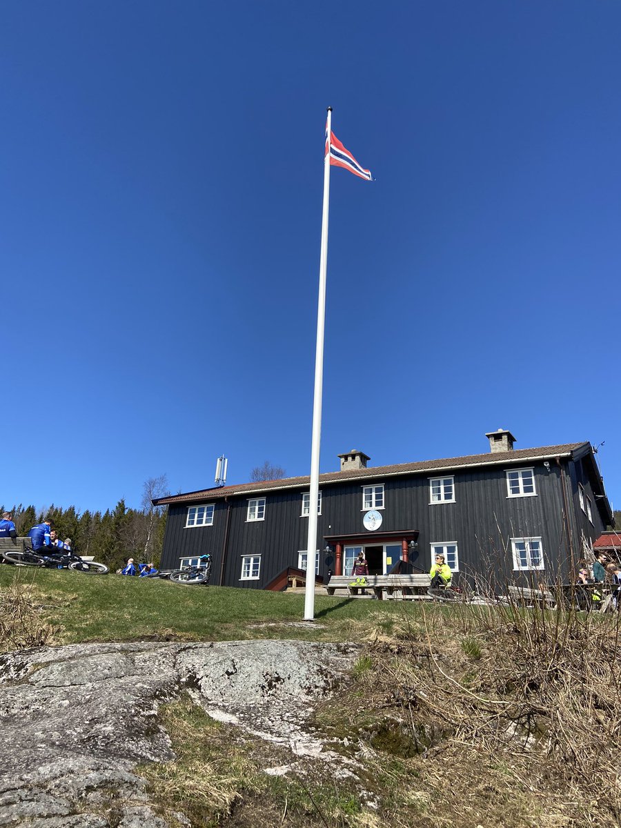 Gratulerer med frigjørings og veterandagen. Flagget burde vært heist på Kikut. Skjerpings #Skiforeningen