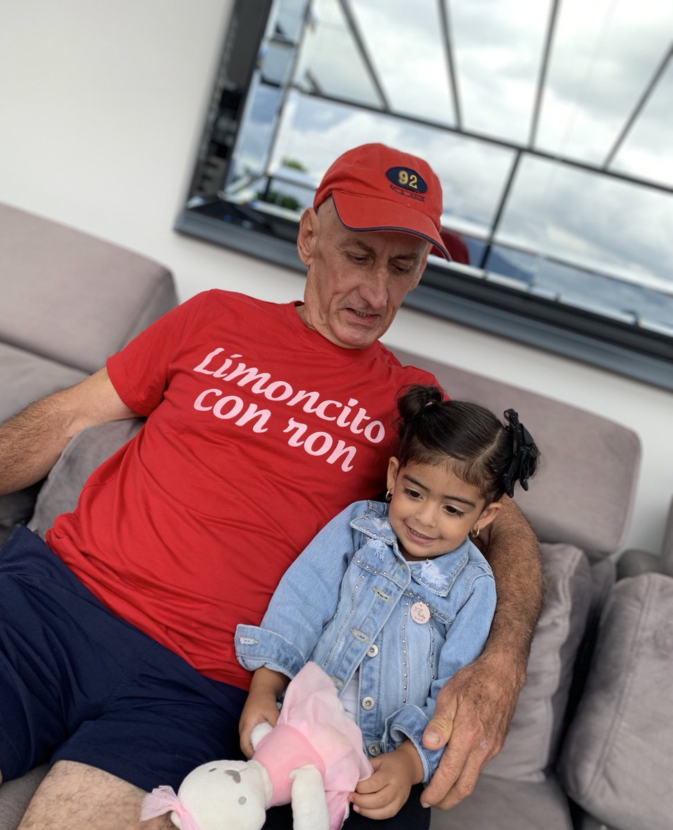 PaulaValencia99's tweet photo. Y pensar que hace unos días lloraba de miedo pensando que mi viejo se me iba a ir y hoy lo tengo aquí más feliz y agradecido que siempre🙏🏻❤️ toda la gloria sea para Dios🙏🏻❤️ https://t.co/btTDdaijaL