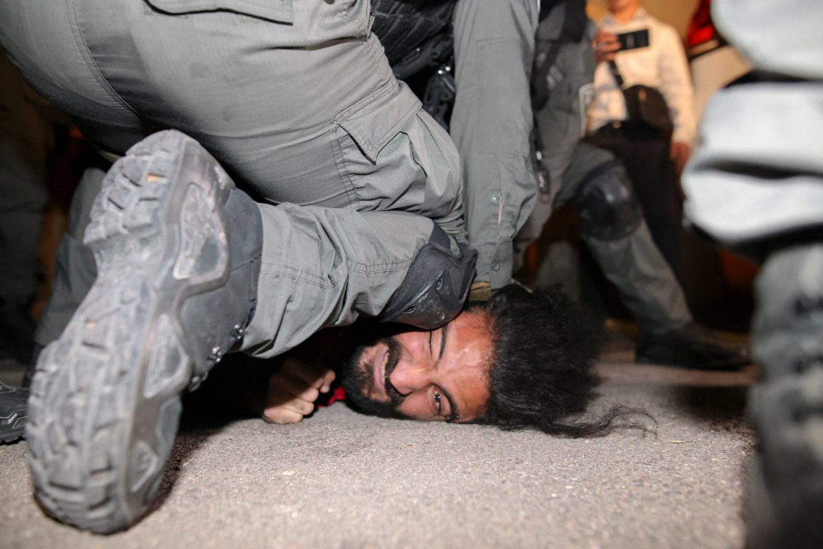 Javeria__Khan's tweet photo. A Palestinian Muslim is arrested by Israeli Forces in Sheikh Jarrah Neighbourhood. This is how George Floyd died and led to mass protests across the world. 
YOU DON'T NEED TO BE MUSLIM TO STAND UP FOR PALESTINE, YOU JUST NEED TO BE HUMAN #SaveSheikhJarrah #PalestiniansLivesMatter https://t.co/hW5GfNBkn8