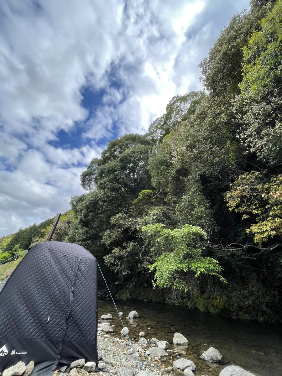 yoshikuma0905's tweet photo. 現在和歌山の田舎で半農半X的な暮らしをしています😎
・アースオーブン(ピザ窯)を制作
・生木からスプーン作り
・自然の中でテントサウナ
・野菜を育てたり仲間とお米を作ったり
和歌山で田舎暮らしをしながら学んだ事を発信していきます(^^) https://t.co/GaAk2zvyiB