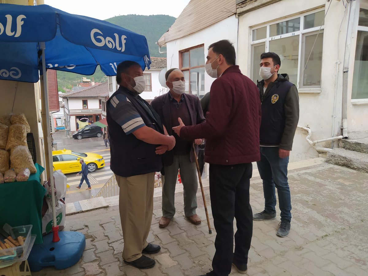 KAYMAKAMIMIZ SN. LEVENT KÜÇÜK PAZAR YERİNDE DENETİMLERDE BULUNDU 

İçişleri Bakanlığı Genelgesi kapsamında 8 ve 15 Mayıs cumartesi günleri kurulmasına müsade edilen pazar yerinde denetimde bulundu. 
Salgın tedbirleri ile ilgili uyarılarda bulunarak hayırlı kazançlar diledi.