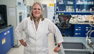 AAFC_Canada's tweet photo. Potatoes with scabs aren't very aPEELing. Check out how Dr. Claudia Goyer is researching new #CdnAg practices to help heal your spuds: https://t.co/XhdBB178FA #FieldsOfScience https://t.co/rYVW8bZXby