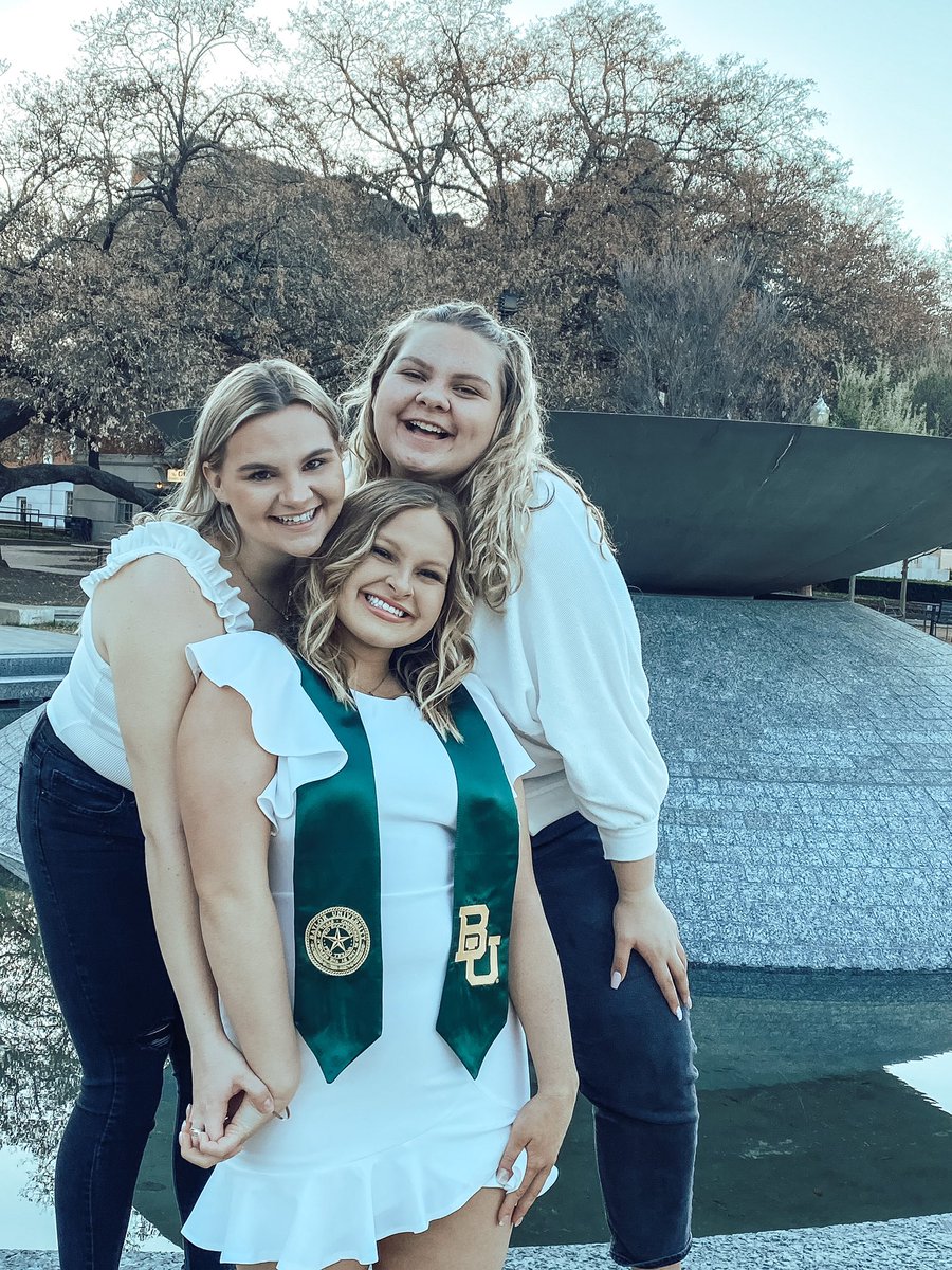 maddiecarlovsky's tweet photo. Congrats Delaney! #BaylorGrad We love you! https://t.co/5f7h45Yvdt