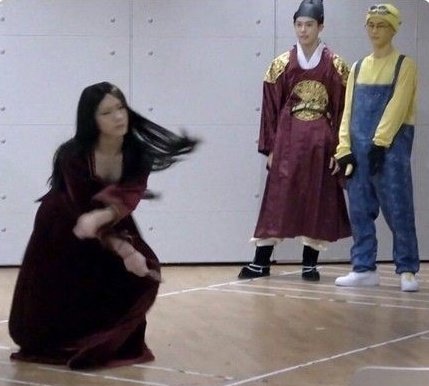 : นั่นเพื่อนมึงป่ะ?
: ก็เพื่อนมึงเหมือนกันแหละ