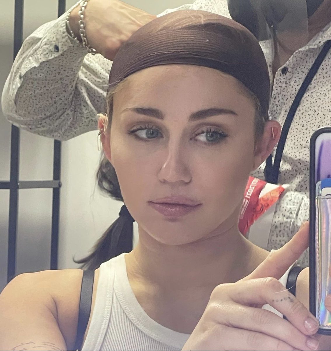 MileyCyrus's tweet image. All of y’all when me and Elon leave on a rocket from the roof of 30 Rock tonight after the show. @nbcsnl #MileyAndMusk #ToTheMoon 🌙 🚀