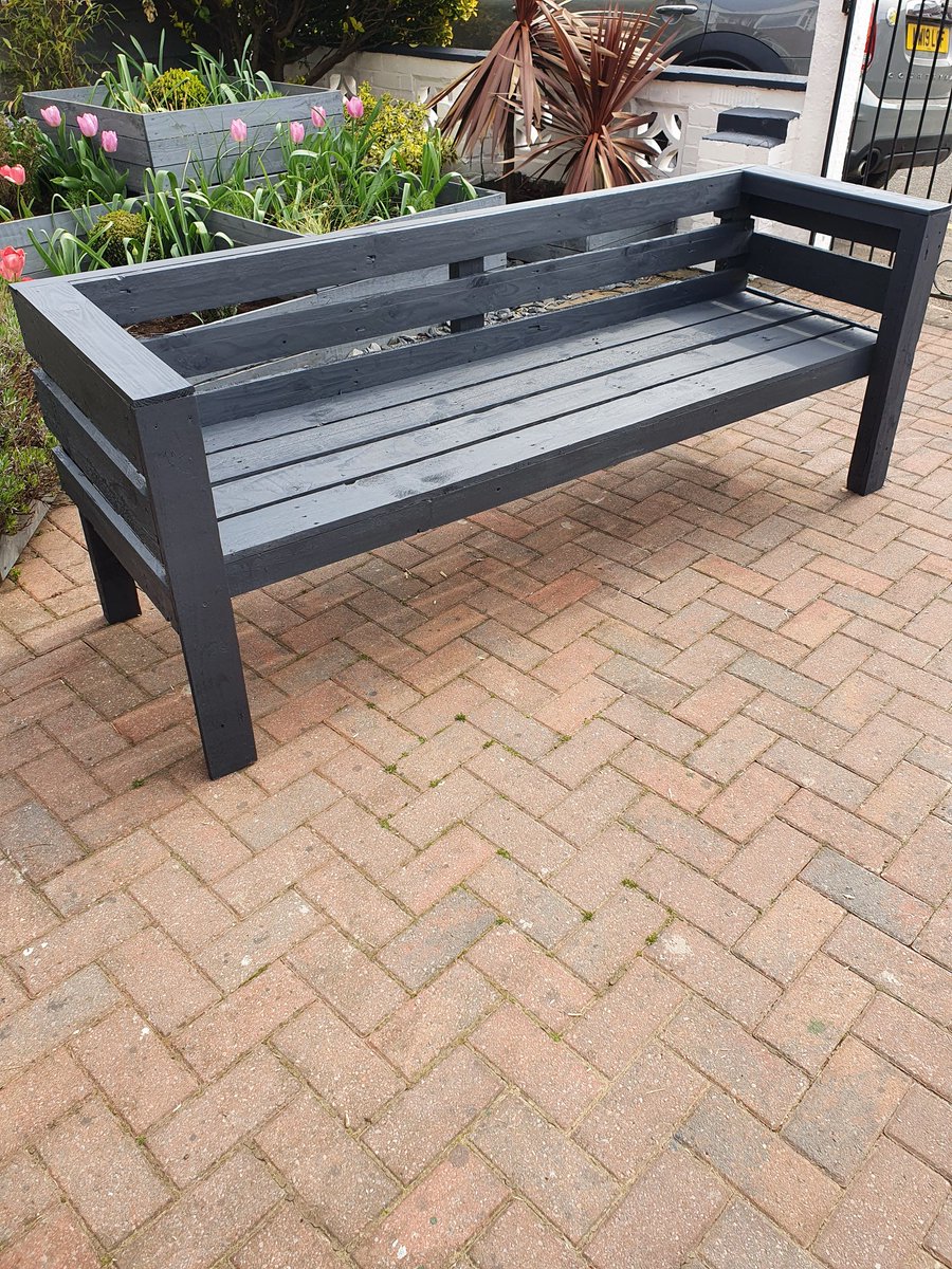 theurbanfitter's tweet photo. Matching bench, chairs and table done in UrbanSlate 
 
#gardenfurniture #gardenplanters #palletfurniture #GardenersWorld #gardendesign #upcycledfurniture #upcycling https://t.co/021X30Vrcs