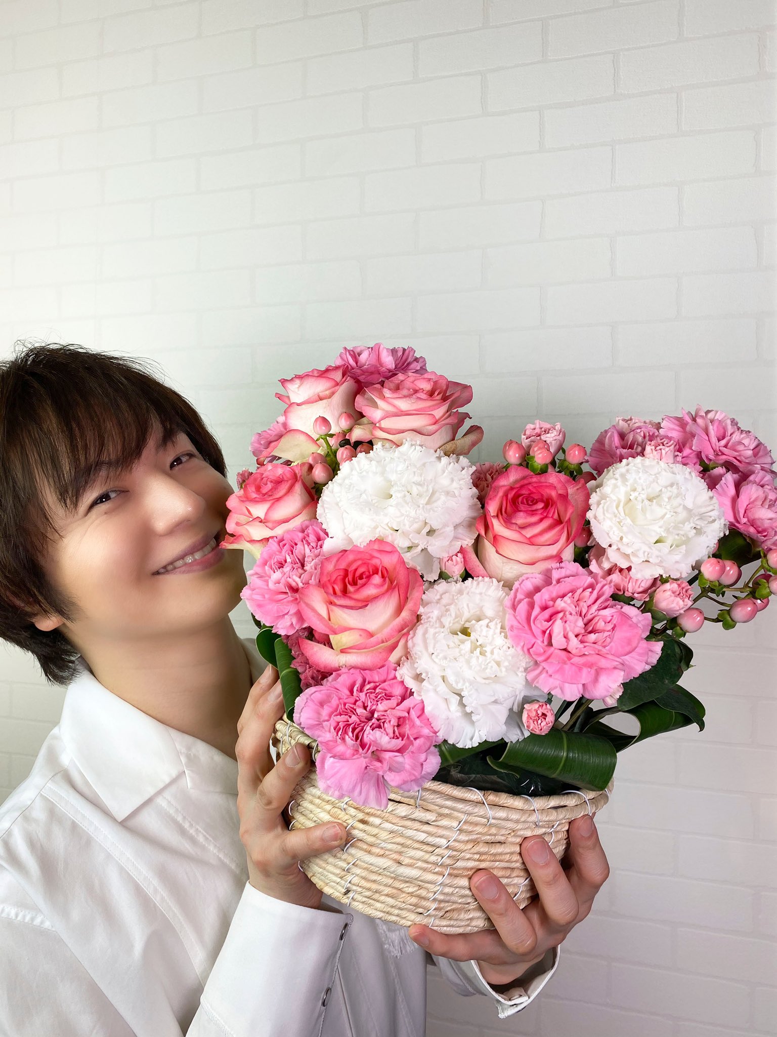 竹島宏スタッフ 公式 ハートの花 ハッピーな花が届きました 薔薇ピンク色の花言葉は 感銘 ひろネットの皆さんとはいつも ビックハートで繋がってます 今日も１日お疲れ様でした ひろネット 花便り 花言葉 花 花を贈ろう ビック ハート