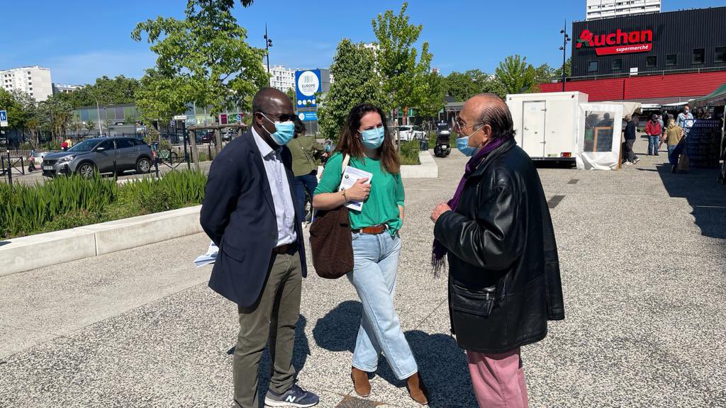 jean_njikam's tweet photo. [Elections départementales]
➡️Avec Pierre de Gaetan et Julie Jean à la rencontre des habitants et des commerçants pendant le marché du Grand Parc. 
De riches échanges avec une réelle volonté d’ #entamer une nouvelle dynamique à destination des habitants.
#jeannjikam #Bordeaux https://t.co/iWm4qIl6Js