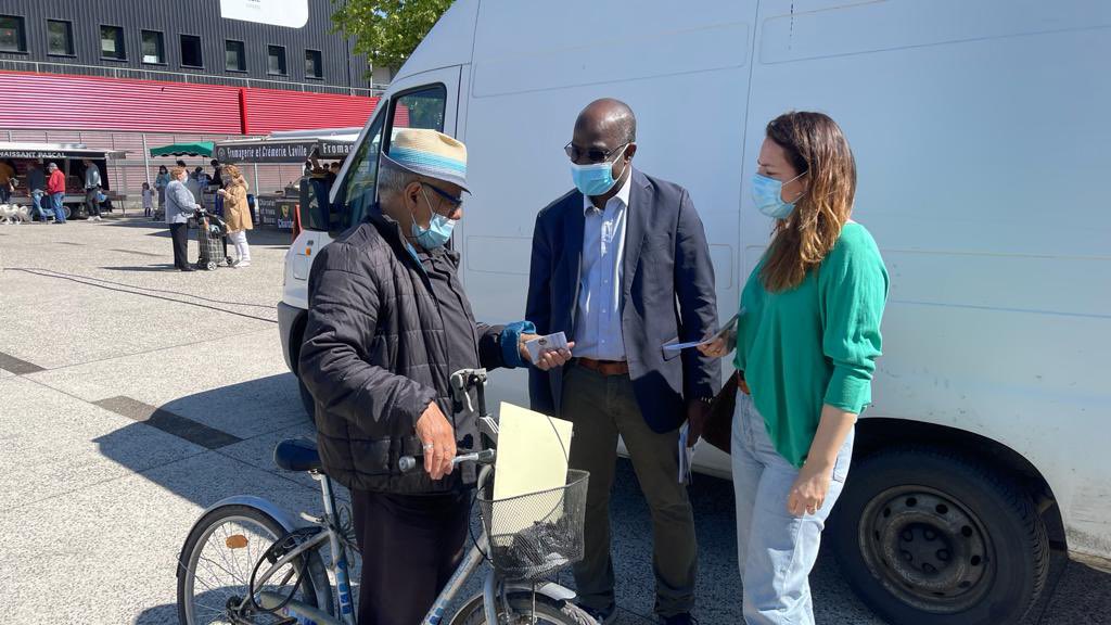 jean_njikam's tweet photo. [Elections départementales]
➡️Avec Pierre de Gaetan et Julie Jean à la rencontre des habitants et des commerçants pendant le marché du Grand Parc. 
De riches échanges avec une réelle volonté d’ #entamer une nouvelle dynamique à destination des habitants.
#jeannjikam #Bordeaux https://t.co/iWm4qIl6Js