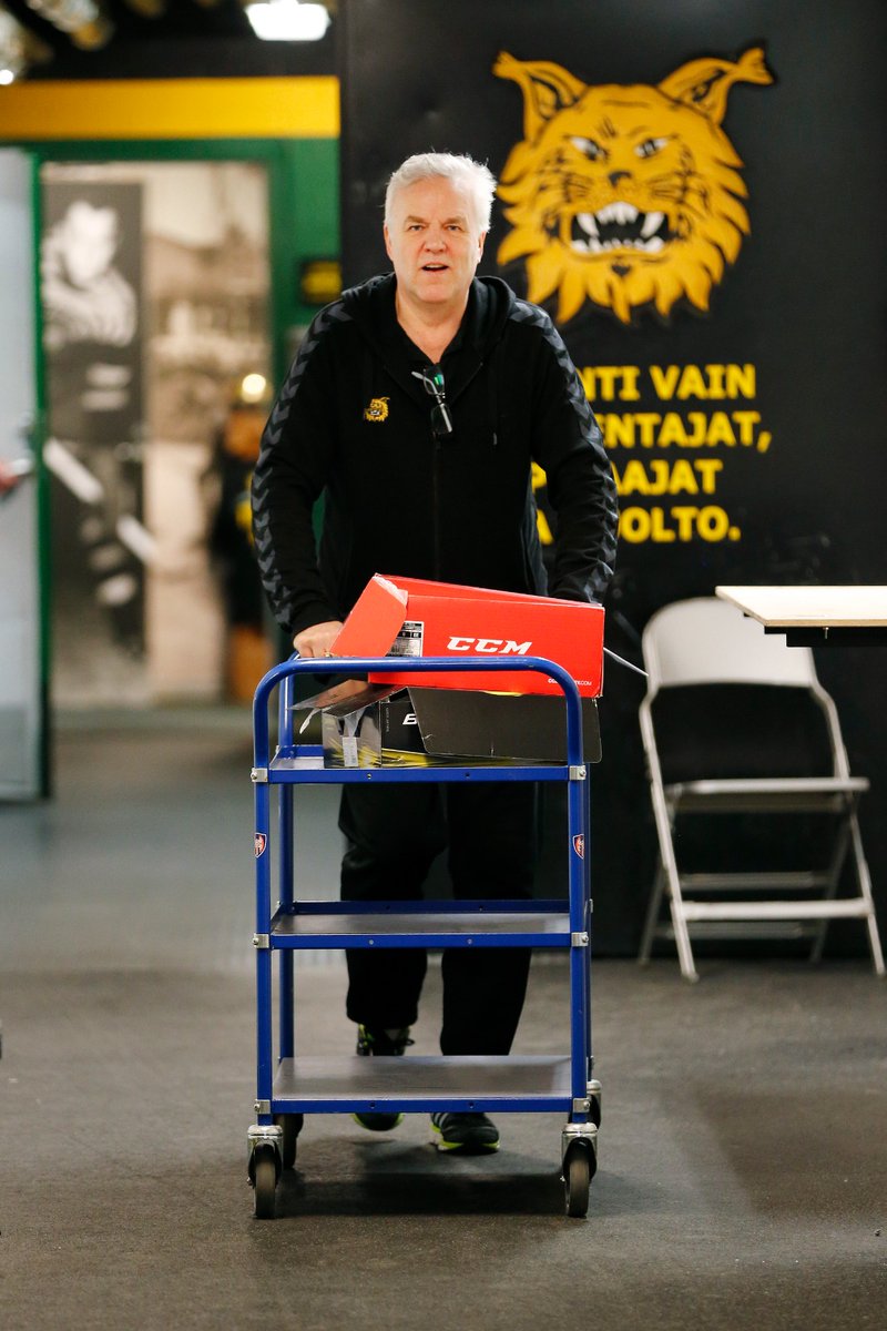 ilveshockey's tweet photo. 51 kauden ajan Ilveksen Liiga-joukkueen huoltajana toiminut Lasse Laukkanen täyttää tänään 65 vuotta - koko Ilves-perhe onnittelee! 💛💚

#Ilves #Liiga #Tampere https://t.co/RxKg0EM2Hz