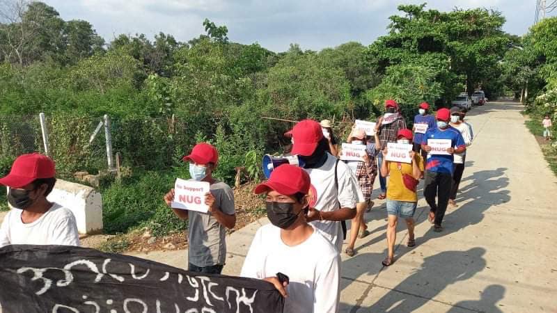 NaingSitThway's tweet photo. Protesters Against Military Coup in #NorthDagon #May8Coup #WeSupportNUG #WhatsHappeninglnMyanmar https://t.co/0Y1WsvTRhn