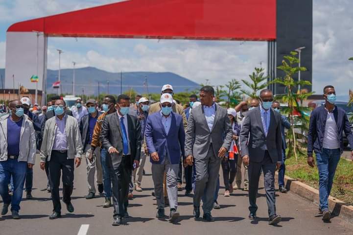 ግብርናችንን በአግሮ ኢንዱስትሪዎች ልማት የበለጠ  እናዘምነዋለን፡፡ ዛሬ የቡልቡላ የተቀናጀ አግሮ ኢንዱስትሪ ፓርክን መርቀናል።  ፓርኩ  ለግብርናው ዘርፍ ፣ ለአርሶ አደሮቻችን እና ለሸማቾች #የኢትዮጵያብልጽግናራዕይን የሚያሳይ ነው፡፡