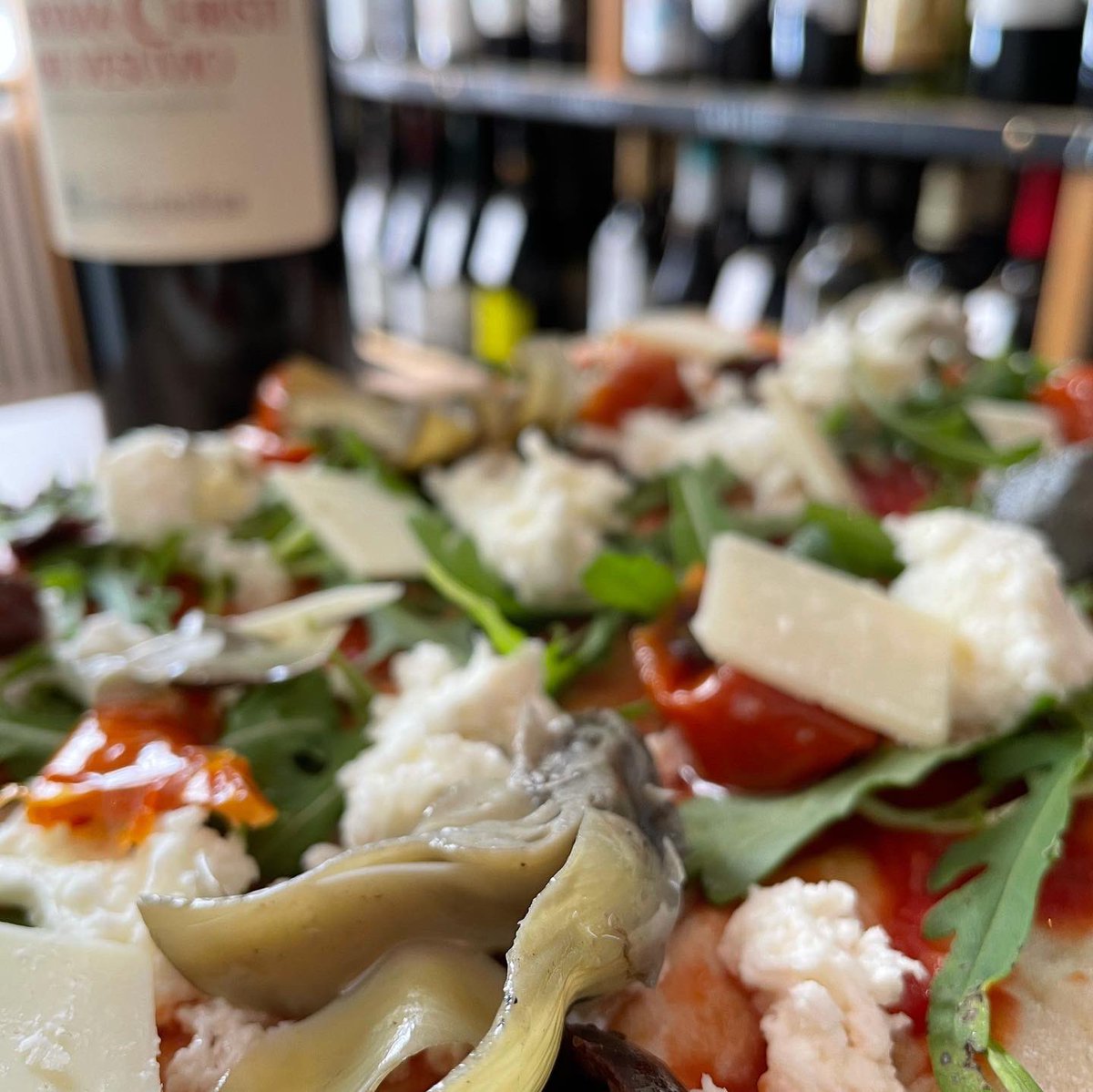 jerome10499429's tweet photo. Pinsa available tonight. Email jb@jeromeswinebar.co.uk or call 07789487804 to book your preferred slot for collection . Tonight’s special:  vegeterian: Artichokes, sun blushed tomatoes, olives, rocket and Parmesan #pinsalover #jeromeswinebar https://t.co/eYRCuEcymS