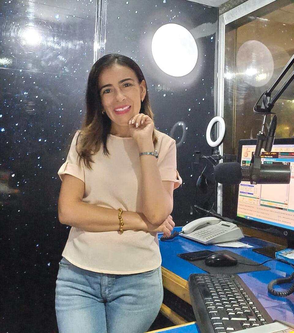 En la cabina estrella🌟 te acompaña  Flor Rodríguez, complaciendo tus canciones y saludos. 🤩🎶🎵🌷💖💖