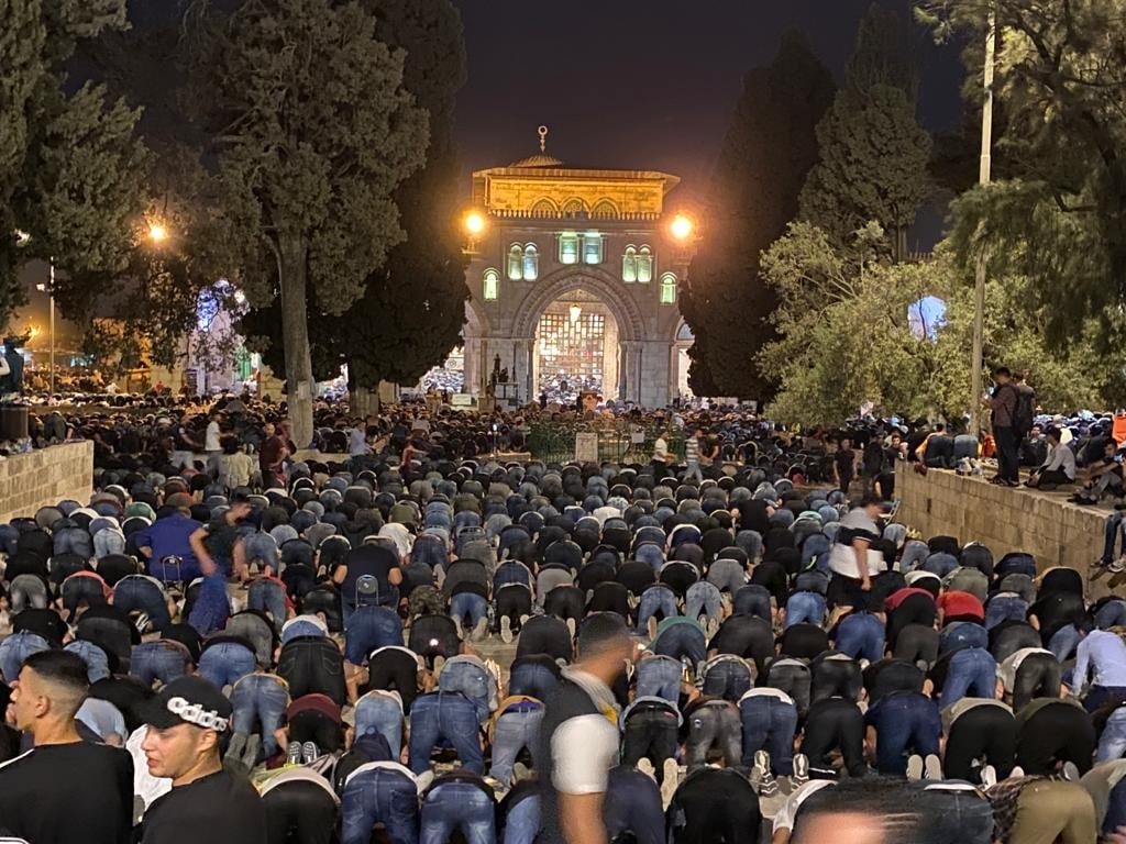 GutsyVoice's tweet photo. Despite bullets, stun grenades, sound grenades and arrests, over 90,000 Muslim worshippers have gathered this evening for the 27th night of #Ramadan at the #AlAqsaMosque.
#Palestine #Palestinians #AlAqsa #AlAqsaUnderAttack #Islam #SheikhJarrah #SaveShe… https://t.co/BRwMtmYtVL