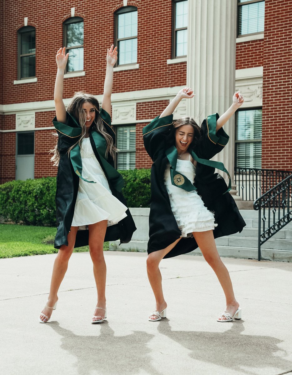 ShaunMcKnight's tweet photo. Congrats to my Brook Trout &amp; Bailey Button @BrookAndBailey! 🎉👩‍🎓👩‍🎓 #SicEm #BaylorGrad https://t.co/VIEGg90JaE