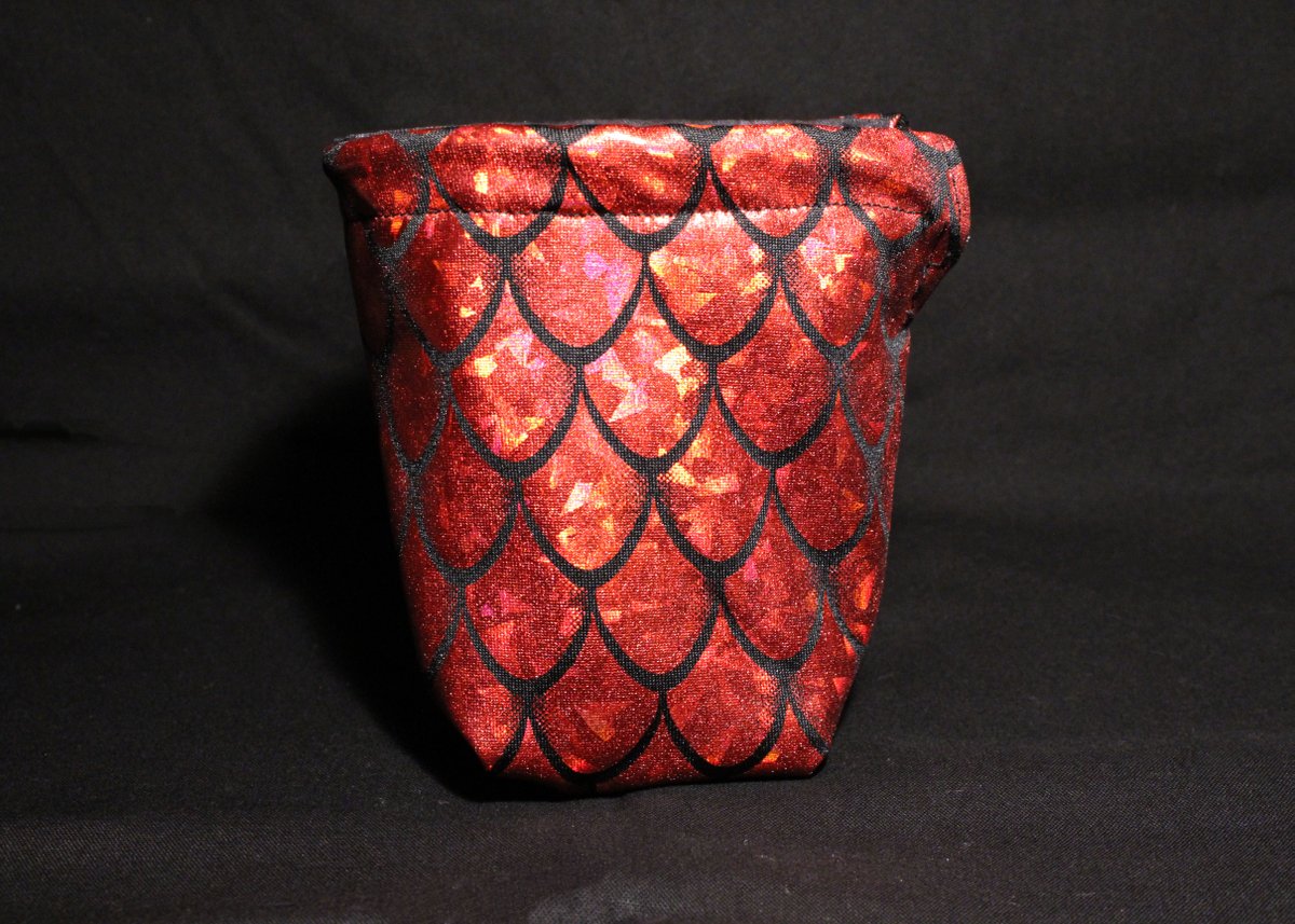 FandomFixins's tweet photo. I recently found this really cool dragon scale looking pattern and I thought it would be perfect for some more dice bags (it's very pretty and very shiny)! Really go for that D&amp;D aesthetic! 

https://t.co/hFfX9ibDZe https://t.co/O7iyXEjG0R