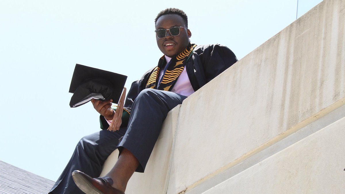 4cheCreates's tweet image. A graduate who transcends all🙌🏽✨🎓