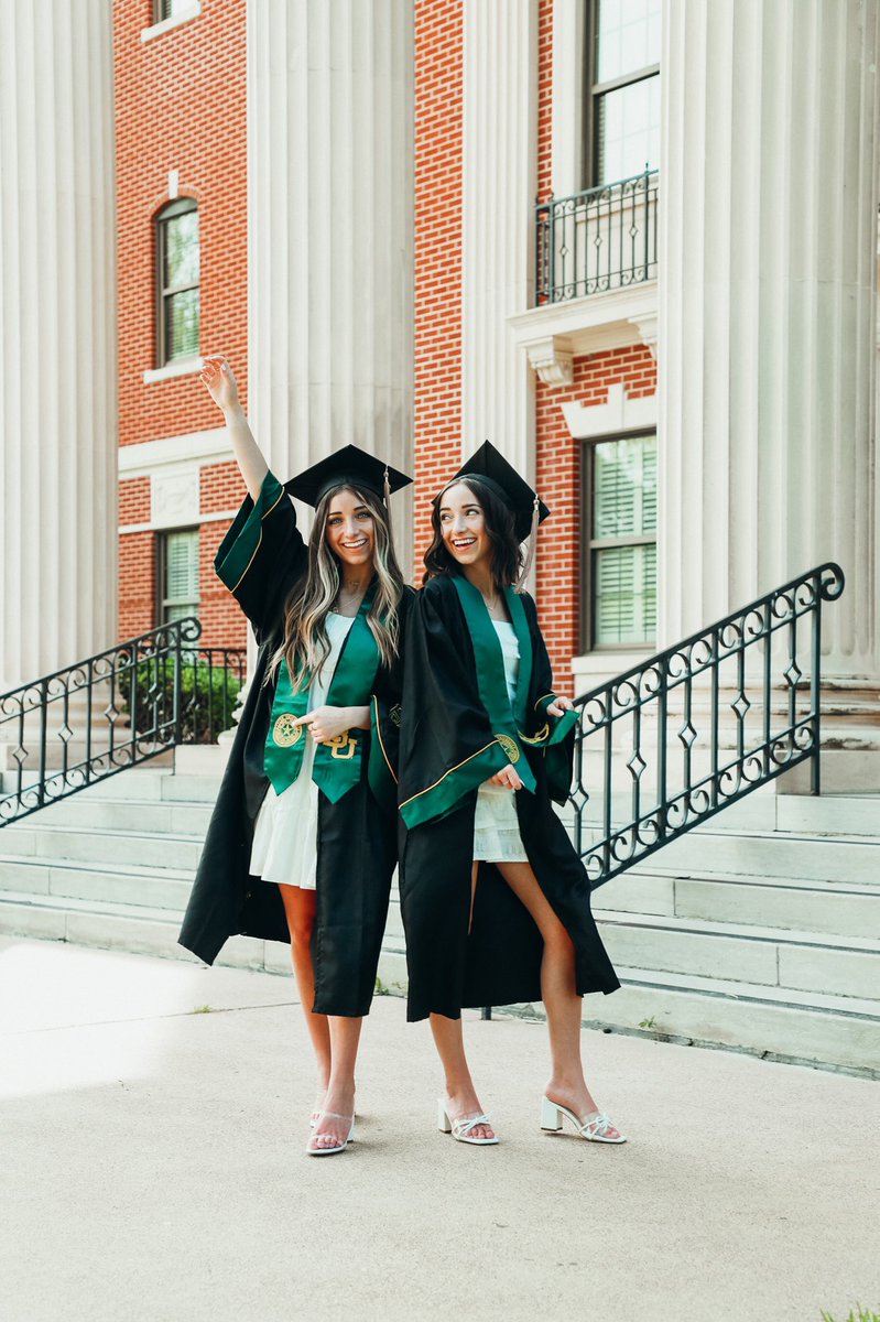 MindyMcKnight's tweet photo. Officially have TWO college grads now! #baylor #sicem 🐻💚💛 @brooklynandbailey #baylorgrad https://t.co/lnJyDUv7tT