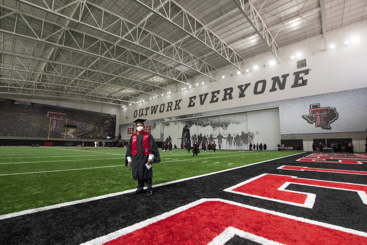 TexasTech's tweet photo. 🎓2️⃣0️⃣2️⃣0️⃣🎓 https://t.co/TNjzl1bQQA