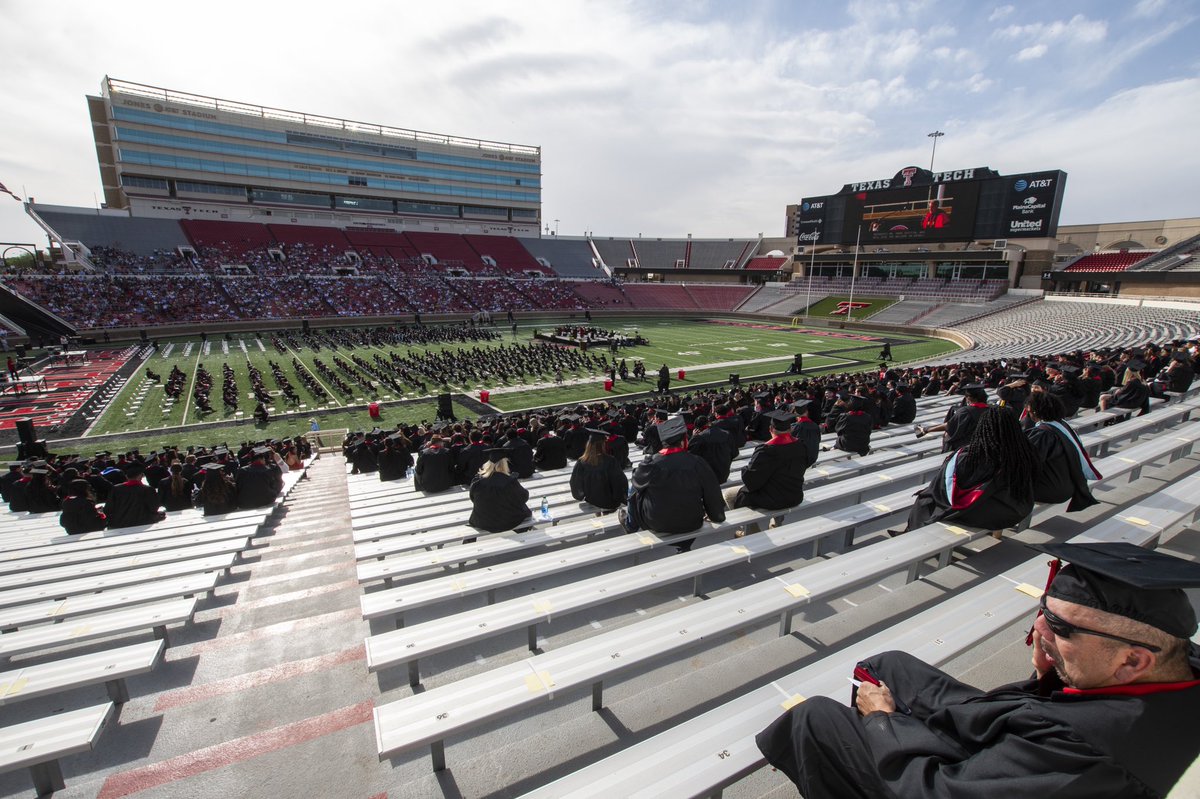 TexasTech's tweet photo. 🎓2️⃣0️⃣2️⃣0️⃣🎓 https://t.co/TNjzl1bQQA