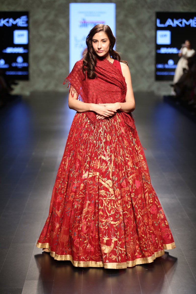 Bringing out the fierce woman in you, with this Red Khadi Jamdani and a Hand Embroidered Chikan Dupatta. We showcased this gorgeous Gaurang outfit at the @LakmeFashionWk 2016 #Gaurang #GaurangShah #ShahGaurang #LakmeFashionWeek