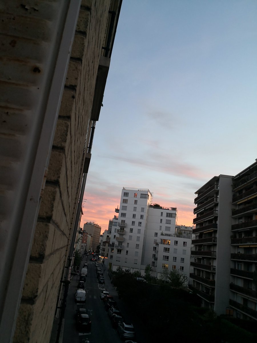 FournierMathil2's tweet photo. Pink sky #PinkIsEverywhere #StadeFrançais #BoulogneBillancourt #PinkSky https://t.co/LLj7d9GxeY