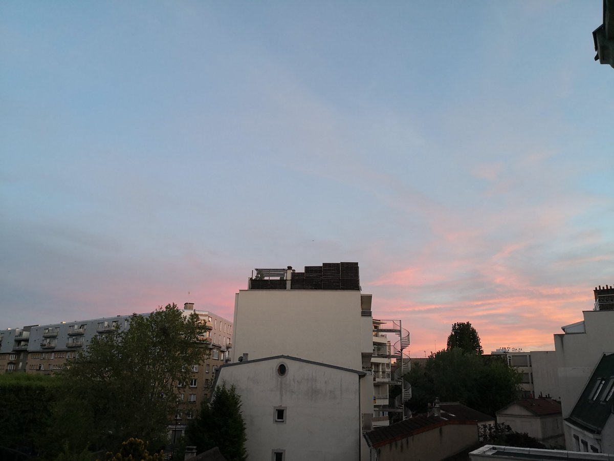 FournierMathil2's tweet photo. Pink sky #PinkIsEverywhere #StadeFrançais #BoulogneBillancourt #PinkSky https://t.co/LLj7d9GxeY