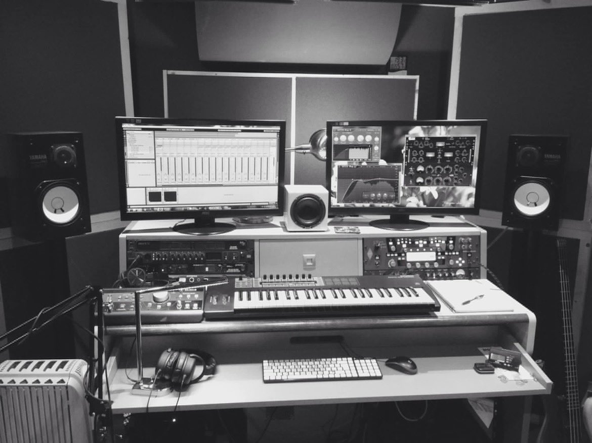 WibbleTube's tweet photo. @NowoCraft Looks great. You have a nice set up! This was my studio 3 years ago. Pretty gutted it had to be dismantled. Hopefully I’ll have a new home for it soon. https://t.co/2qKAJJb1TK
