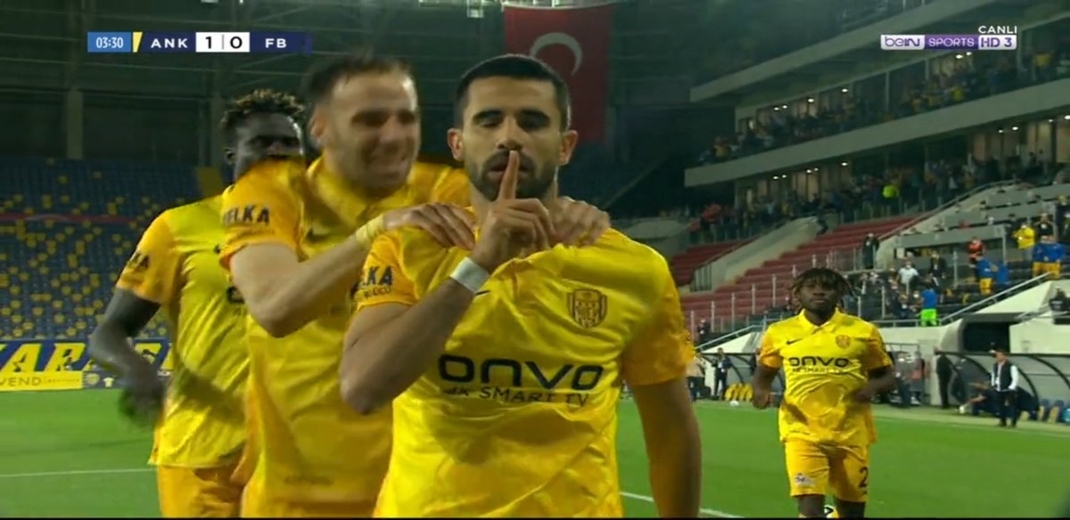 KesinSensinDiyo's tweet photo. Sen sus işareti yaparsın. Fenerbahçe koyar hevesin kaçar 
#ANKvFB https://t.co/OVaBrQLvkv