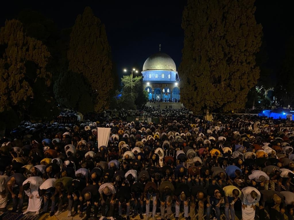 muslimdaily_'s tweet image. Tarawih being prayed tonight in Masjid al-Aqsa on this blessed 27th night of Ramadan. May Allah protect our brothers and sisters in Palestine, Ameen.