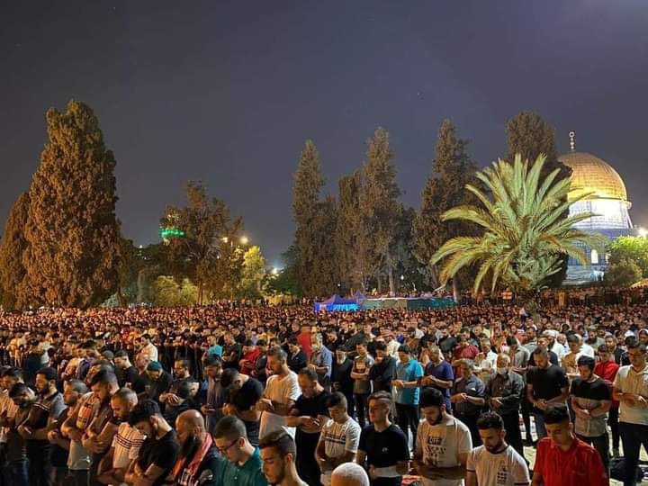 muslimdaily_'s tweet image. Tarawih being prayed tonight in Masjid al-Aqsa on this blessed 27th night of Ramadan. May Allah protect our brothers and sisters in Palestine, Ameen.