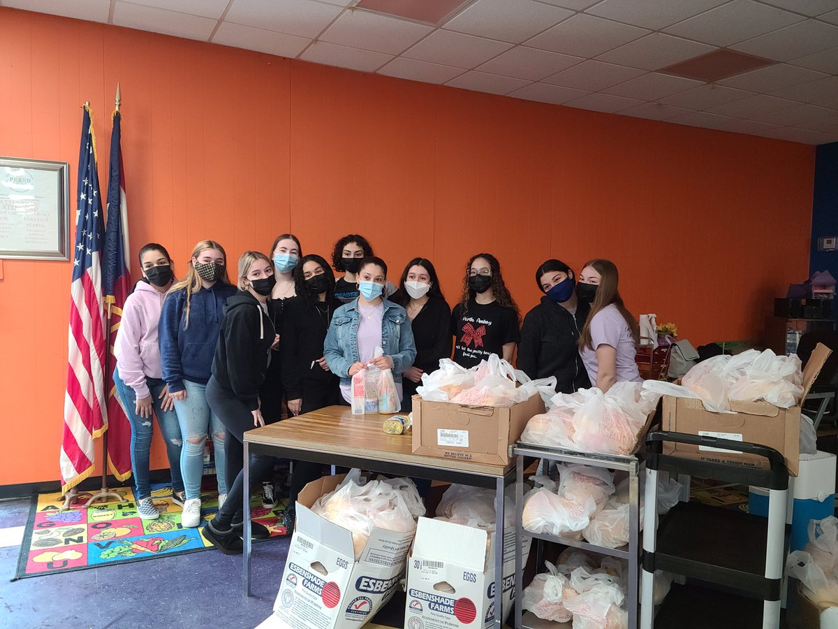 We are so proud of our Entre Mujeres cohort and all the other teens and volunteers that showed up today to help us distribute groceries to 304 families!! #EntreMujeres <a href="/WeAreUnidosUS/">UnidosUS</a> <a href="/UPS/">UPS</a>