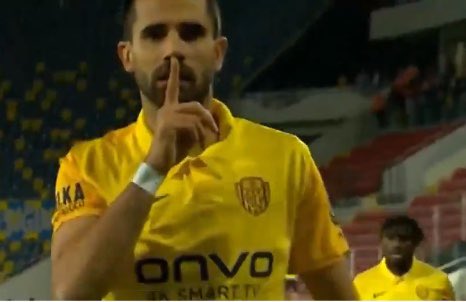 7 yıl bu kulüpten ekmek yedin, rezalet futbol oynadın.
Gol atabilirsin ama şu hareketi yapıyorsan adam değilsin.
#ANKvFB