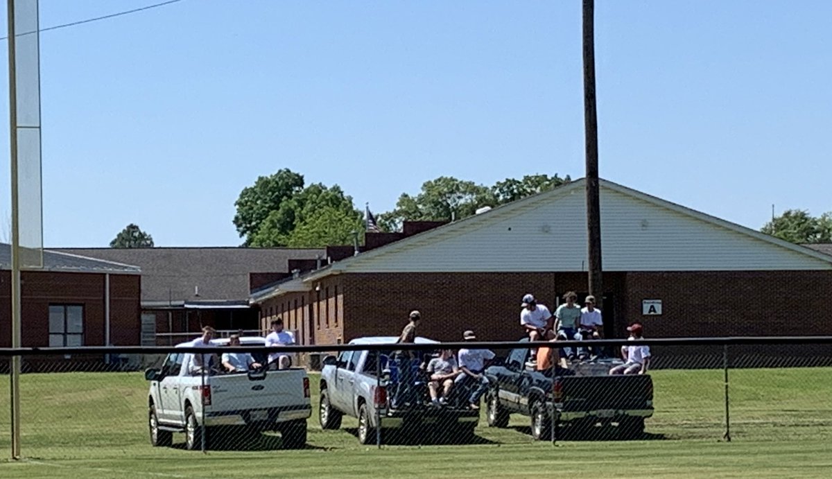 denclayton's tweet photo. Shoutout to our left field loungers at Myrtle. Represent! https://t.co/yZrPrJwHot