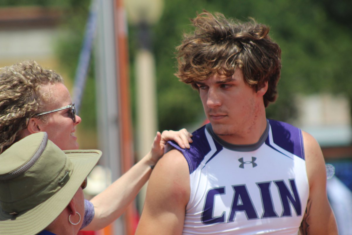 vypehouston's tweet photo. #UILState Track: @KleinCain Colton Rhodes (@ColtonRhodes17) takes 2nd in the pole vault, clearing 16 feet, while @bridgelandtfxc standout Robert Postell takes 3rd, clearing 15-feet-6 inches. https://t.co/0YmCDxqfeK