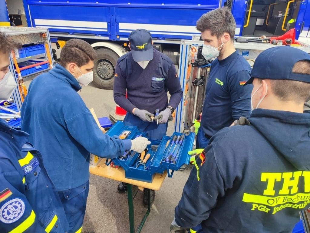 Bereit für den Einsatz: Eine kleine Gruppe Einsatzkräfte der Fachgruppe Infrastruktur überprüft heute Ihre Ausrüstung auf Herz und Nieren.

#THW #THWBo #Ehrenamt #EinsatzfürBochum #Einsatzbereitschaft