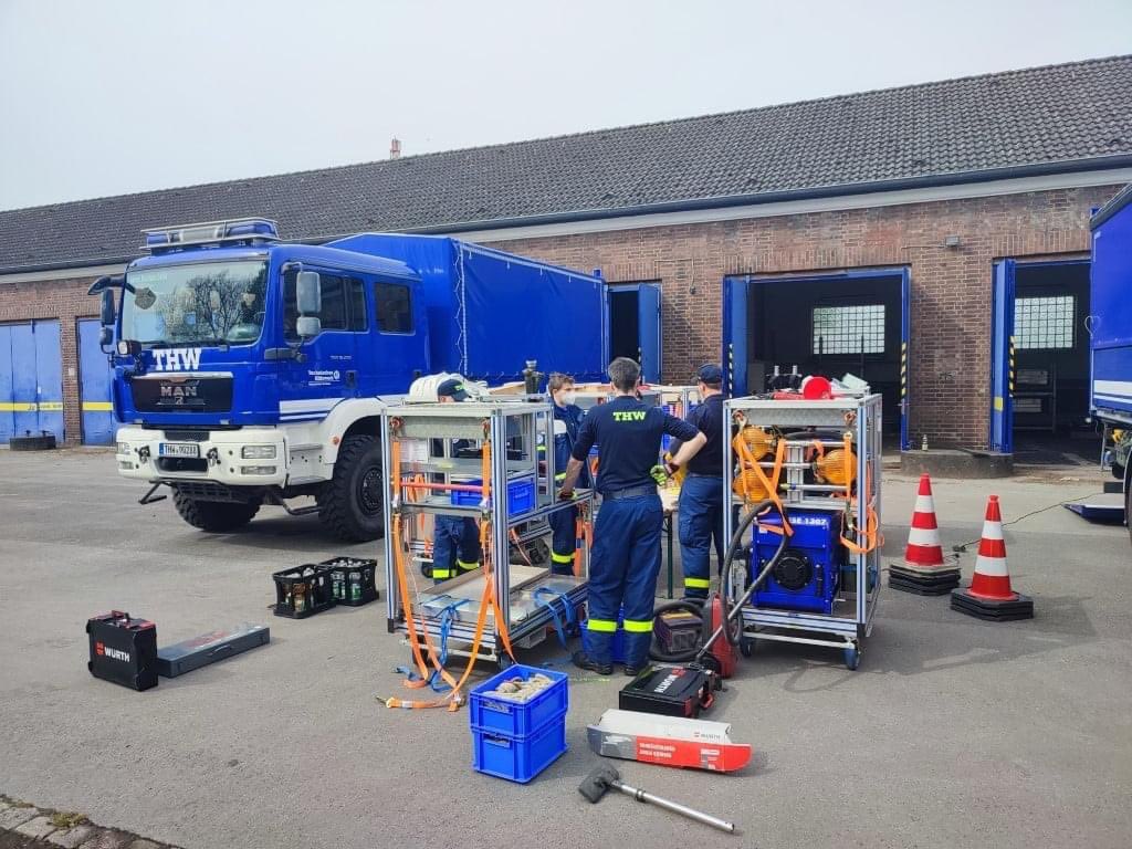 THW_OV_Bochum's tweet photo. Bereit für den Einsatz: Eine kleine Gruppe Einsatzkräfte der Fachgruppe Infrastruktur überprüft heute Ihre Ausrüstung auf Herz und Nieren.

#THW #THWBo #Ehrenamt #EinsatzfürBochum #Einsatzbereitschaft https://t.co/6RoKOyb084