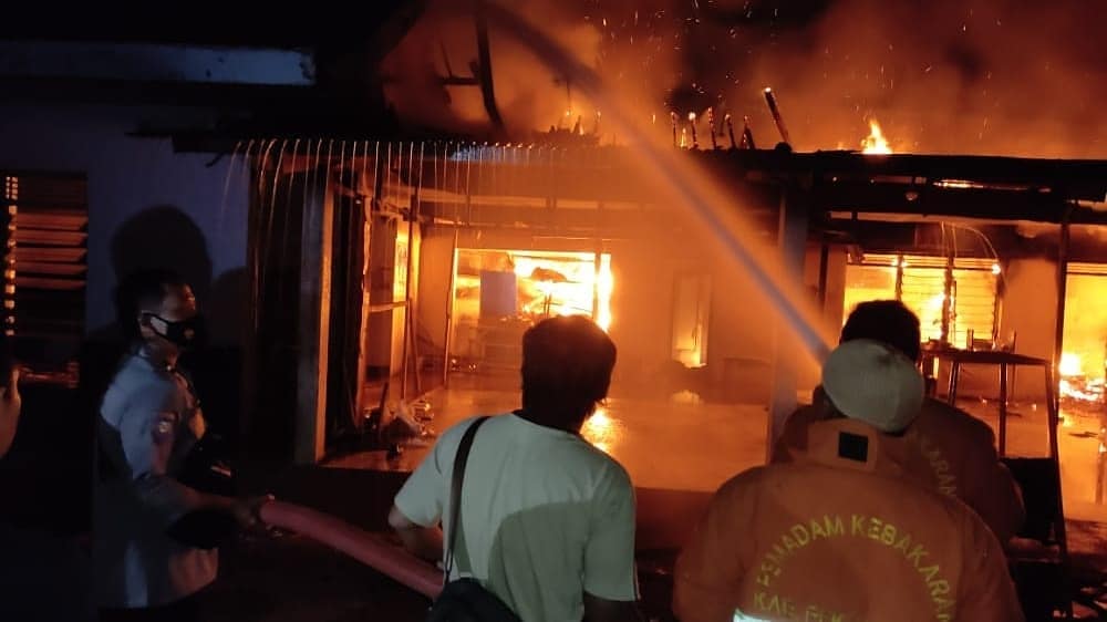 PekalonganPost's tweet photo. Kebakaran di Kedungwuni malam ini (08/05). https://t.co/xAGeme6Cpb
