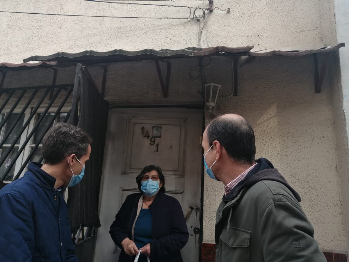AlessandriFelip's tweet photo. Una mañana un poco fría pero eso no desanima a los vecinos del Barrio Bogotá, quienes abrieron sus puertas para conversar con nosotros.
Junto a @cmonckeberg , @jmenaconcejal  y @storrealbaa  estuvimos con ellos, los escuchamos y les contamos de nuestros planes.
Seguimos #JuntoATI https://t.co/XET6nBAqzO