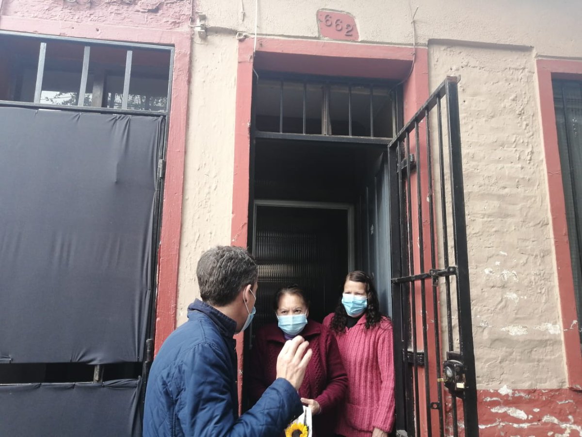 AlessandriFelip's tweet photo. Una mañana un poco fría pero eso no desanima a los vecinos del Barrio Bogotá, quienes abrieron sus puertas para conversar con nosotros.
Junto a @cmonckeberg , @jmenaconcejal  y @storrealbaa  estuvimos con ellos, los escuchamos y les contamos de nuestros planes.
Seguimos #JuntoATI https://t.co/XET6nBAqzO