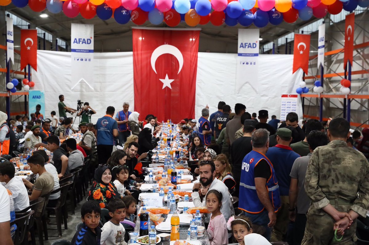 ZelalKureysan's tweet photo. Geçen senelerden #ramazan da yardım İçin gittiğimiz #suriye #idlip #gülenyüzünüzsolmasın maskesiz ve mesafesiz günlerimiz den. Allahım tekrar gitmeyi nasip etsin İnşaAllah 🤲🏻 @NeyadDernek #neyaddernek @AFADBaskanlik @mgulluoglu @Nilgun_Diptas @YusaOvenc #türkiyem #akparti 🤲🏻 https://t.co/pzkTOXghe2