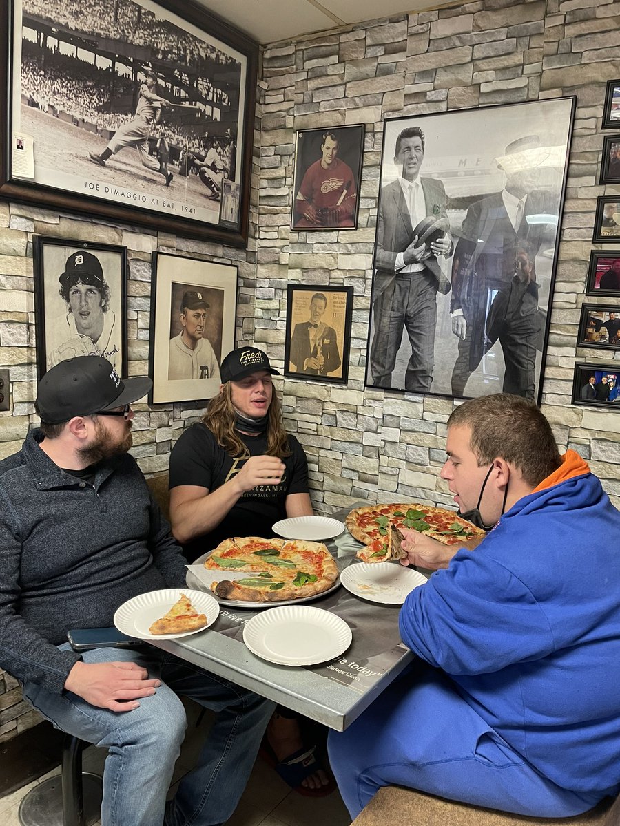 FrediThePizzamn's tweet photo. Great meeting @SuperKingofBros today! Fun day of pizza! #WWE https://t.co/Fu3WabaiHf