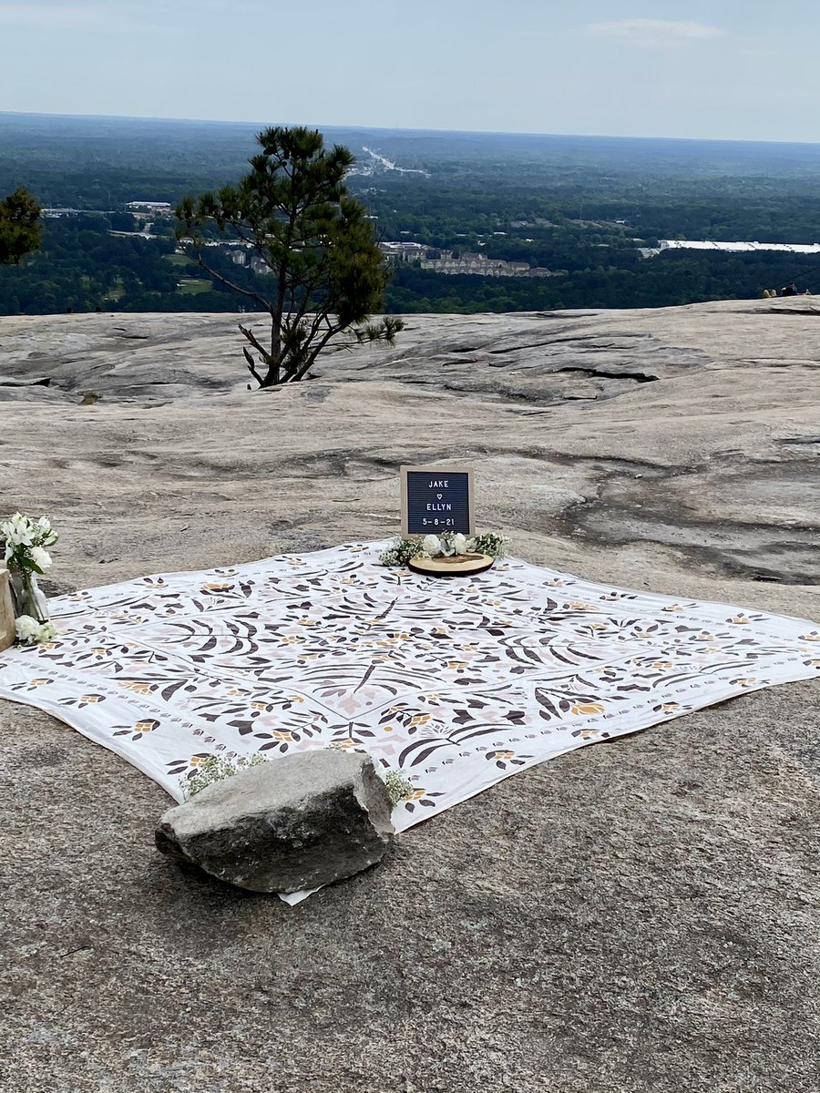 singleinatlanta's tweet photo. So cute, someone’s getting proposed to on the top of Stone Mountain. No longer #SingleInAtlanta . 🥰 https://t.co/Tsc2PYBJcf